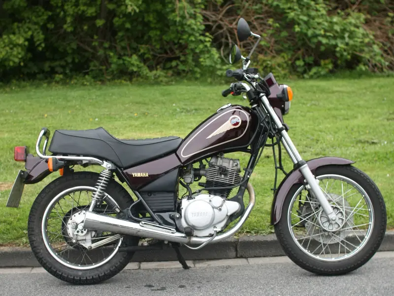 Ein Fahrschulmotorrad der Fahrschule Stein